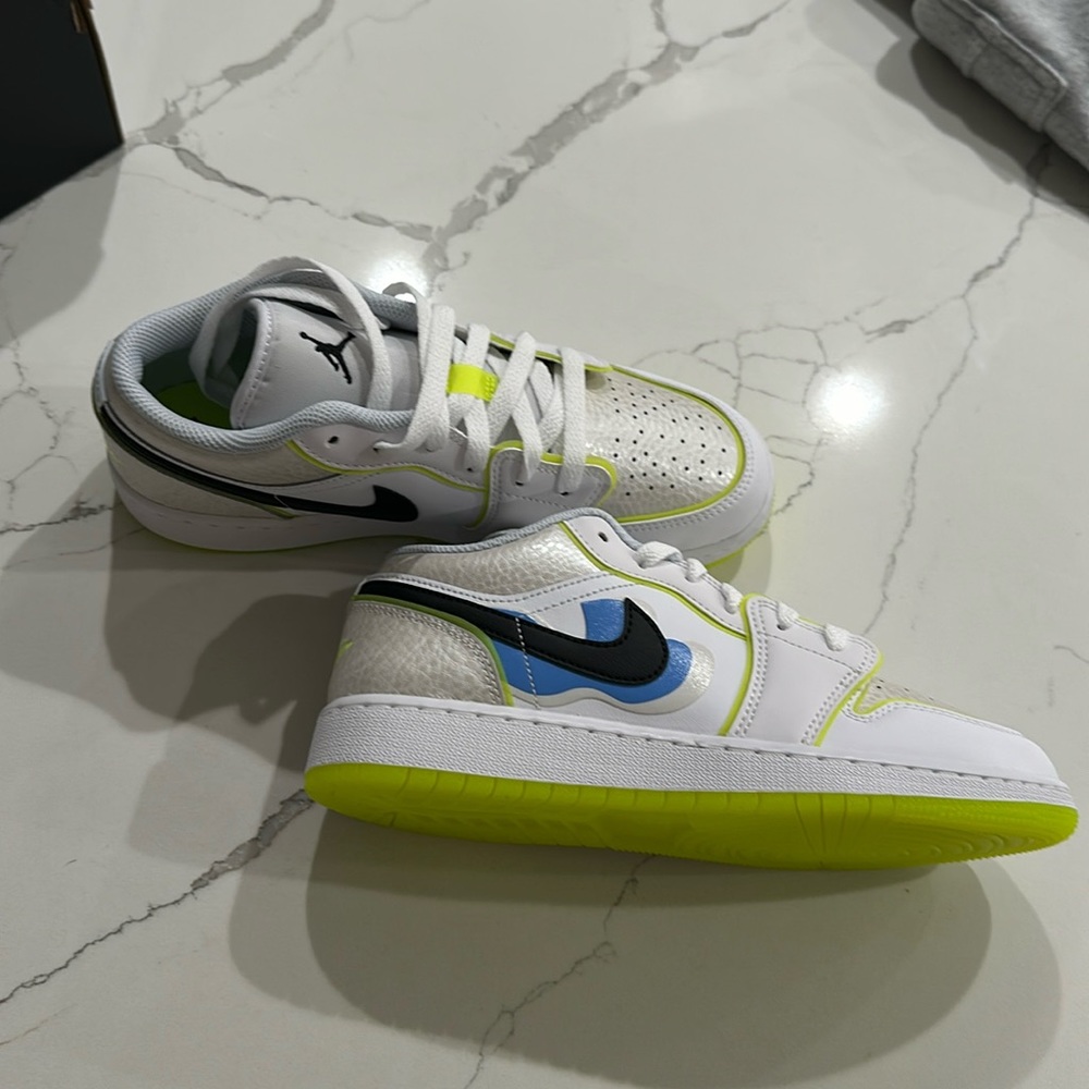 Nike air Jordan 1 Low SE GS Brand new in box!!!!
